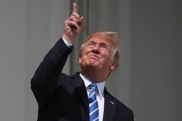 Presidente Donald Trump observa o eclipse solar total no balcão da Casa Branca, em Washington Presidente Donald Trump observa o eclipse solar total no balcão da Casa Branca, em Washington