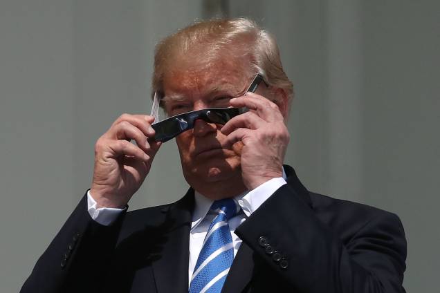 Presidente Donald Trump observa o eclipse solar total no balcão da Casa Branca, em Washington Presidente Donald Trump observa o eclipse solar total no balcão da Casa Branca, em Washington
