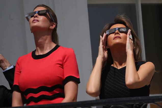 Melania Trump e Ivanka Trump Presidente observam o eclipse solar total no balcão da Casa Branca, em Washington Melania Trump e Ivanka Trump Presidente observam o eclipse solar total no balcão da Casa Branca, em Washington
