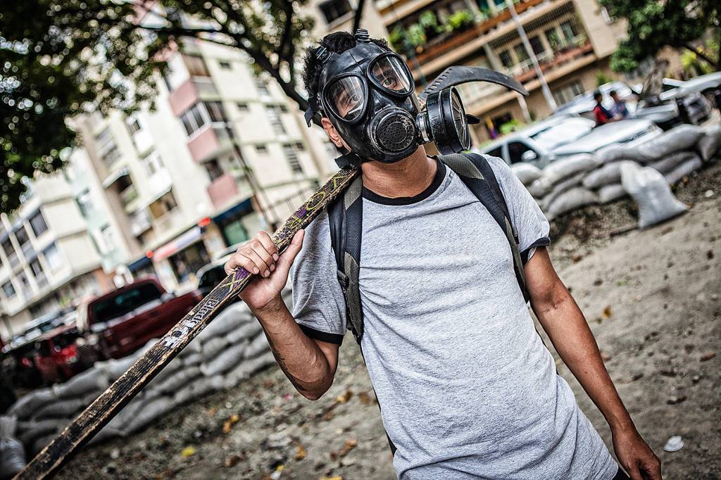 BARRICADA – Reop, cozinheiro que abandonou o trabalho para se dedicar à resistência, em Bello Monte, Caracas