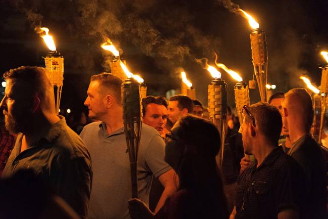 Supremacistas brancos se reúnem  na Universidade da Virgínia, em Charlottesville , para protestar contra a remoção de uma estátua de um general das forças da Confederação – 11/08/2017