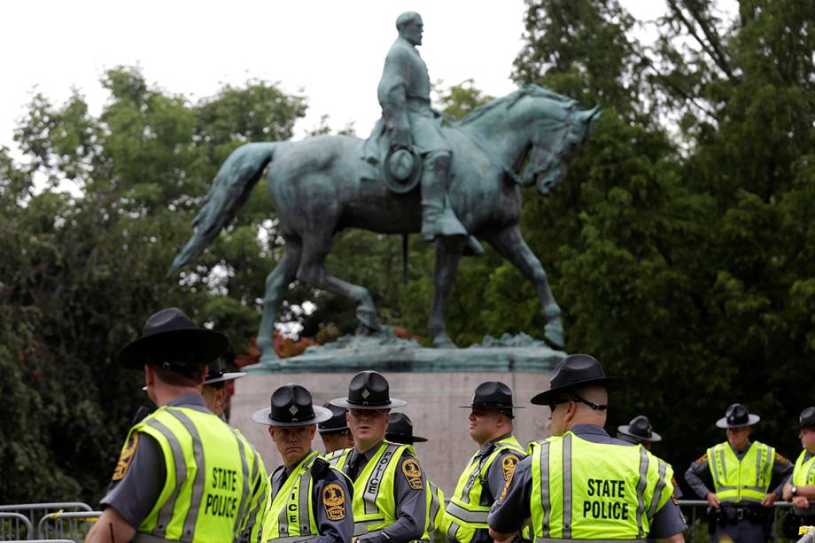 Policiais da Virginia montam guarda em frente a estatua de Robert E. Lee, durante manifestação de supremacistas brancos - 12/08/2017