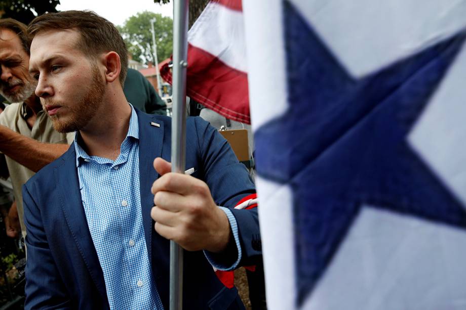 Supremacistas brancos durante manifestação em Charlottesville, Virginia - 12/08/2017