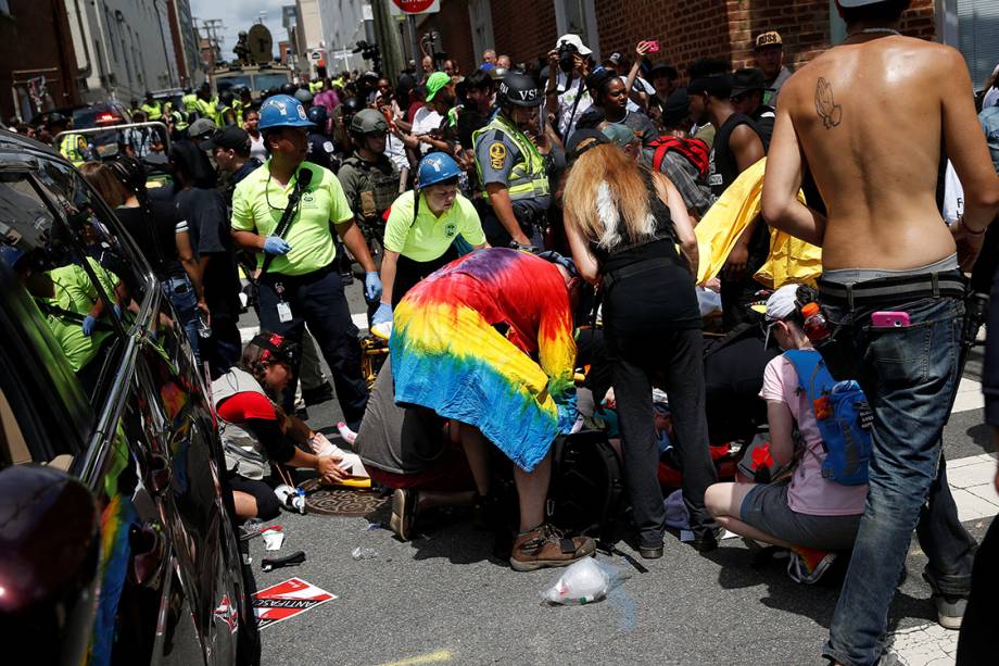 Manifestantes e equipes de resgate ajudam vítimas feridas por um carro que avançou sobre multidão que protesava contra supremacistas brancos em Charlottesville, Virginia - 12/08/2017