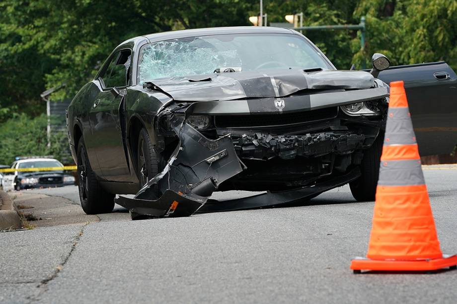 Veículo destruído é visto após avançar sobre multidão que protestava contra supremacistas brancos em Charlottesville, Virginia