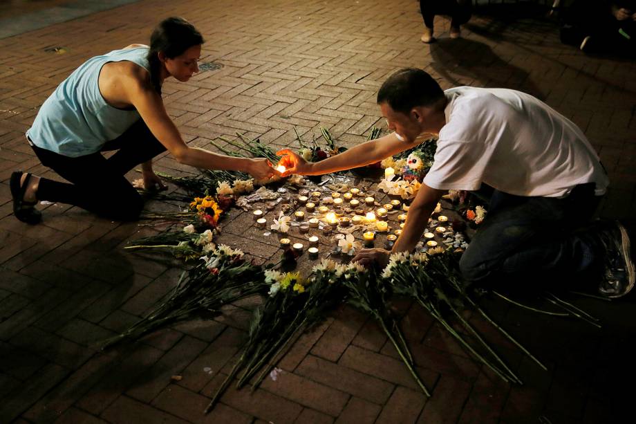 Pessoas fazem homenagem à Heather Heyer, morta após um homem jogar o carro sobre uma multidão que protestava contra supremacistas brancos em Charlottesville, Virginia