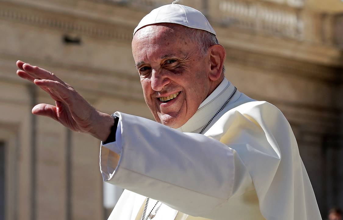 Papa Francisco cumprimenta fiéis durante audiência geral na Praça São Pedro, no Vaticano