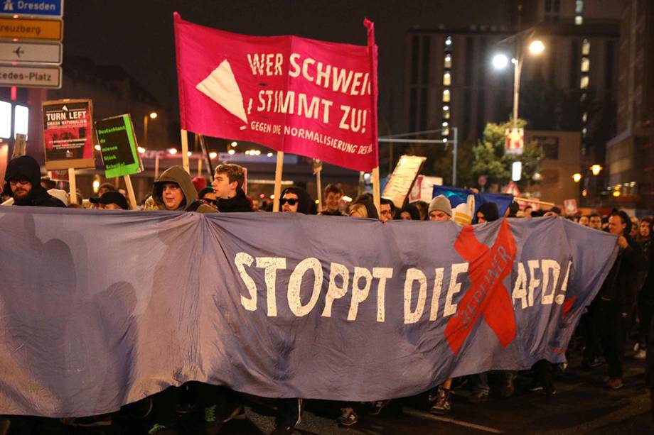 Manifestantes protestam contra o partido Alternativa para a Alemanha (AfD), após as eleições gerais, em Berlim