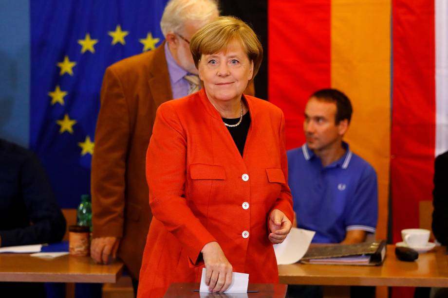 A chanceler alemã, Angela Merkel, deposita seu voto na urna, durante as eleições gerais da Alemanha, em Berlim