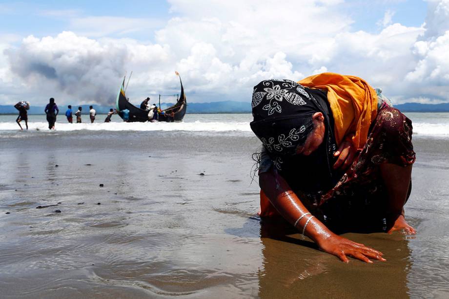 Uma refugiada rohingya chega exausta a Bangladesh após fugir de barco de Myanmar - 11/09/2017