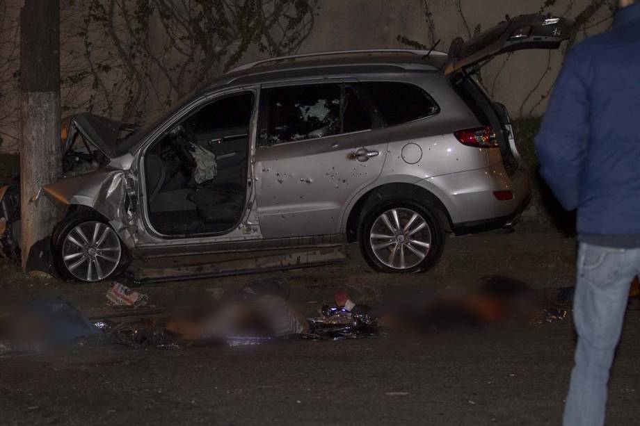 Veículo de suspeitos mortos após confronto com a Polícia Civil no Morumbi, Zona Sul de São Paulo, colidiu com poste durante tentativa de fuga - 04/09/2017