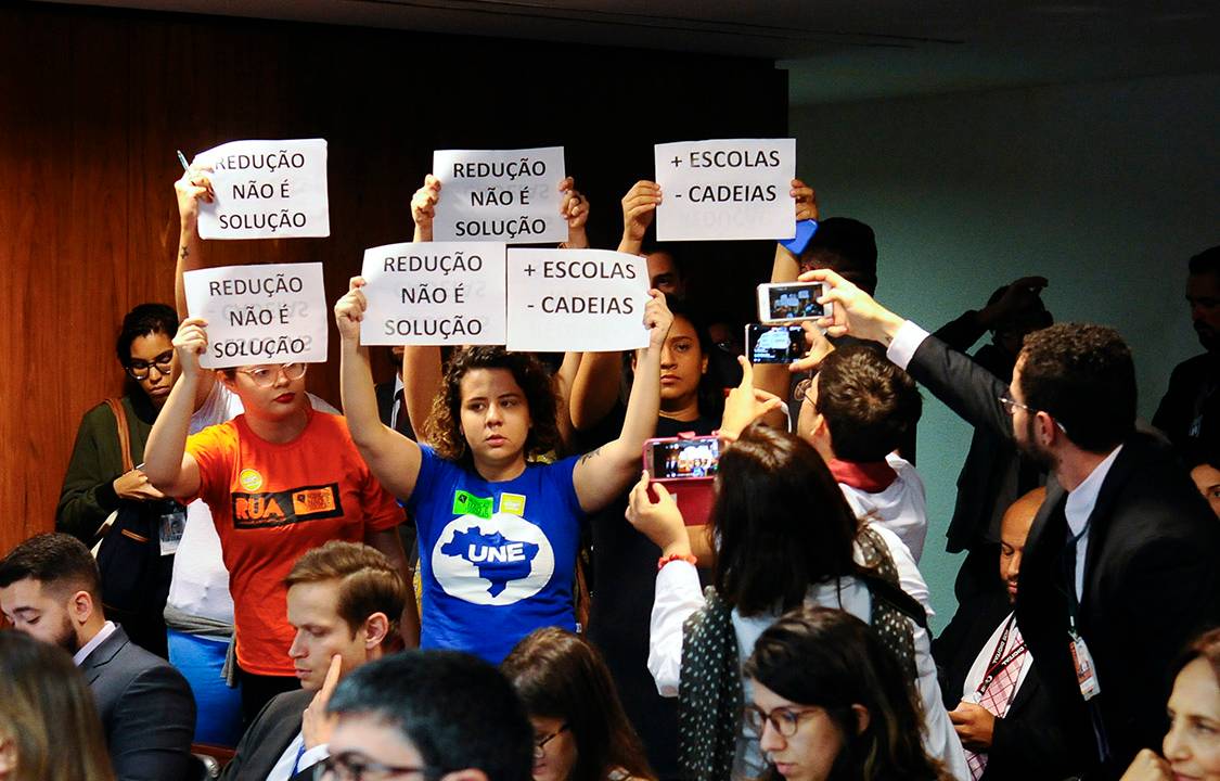 Manifestantes protestam em 2017 contra a redução da maioridade penal na Câmara, em Brasília
