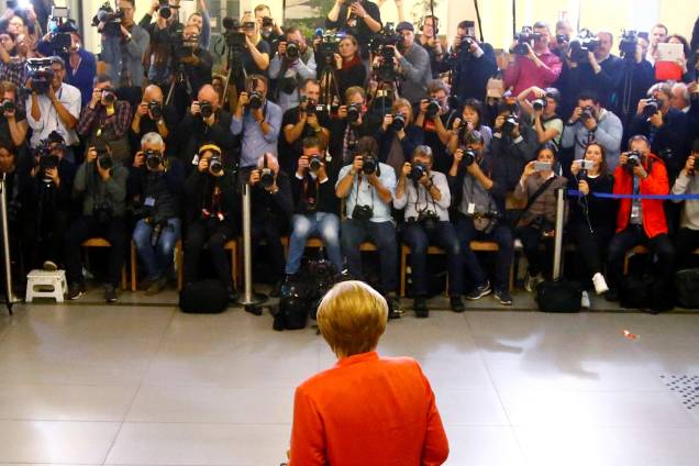 A chanceler alemã, Angela Merkel, deposita seu voto na urna, durante as eleições gerais da Alemanha, em Berlim A chanceler alemã, Angela Merkel, deposita seu voto na urna, durante as eleições gerais da Alemanha, em Berlim