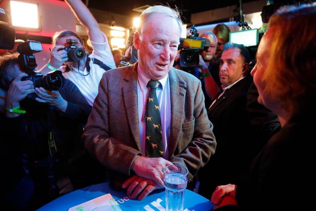 O candidato da Alternativa para a Alemanha (AfD), Alexander Gauland, conversa com sua colega de partido Beatrix von Storch, durante as eleições gerais da Alemanha, em Berlim O candidato da Alternativa para a Alemanha (AfD), Alexander Gauland, conversa com sua colega de partido Beatrix von Storch, durante as eleições gerais da Alemanha, em Berlim