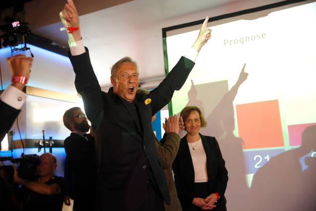 Armin-Paul Hampel do partido Alternativa para a Alemanha (AfD), reage após os primeiros resultados da boca de urna, em Berlim Armin-Paul Hampel do partido Alternativa para a Alemanha (AfD), reage após os primeiros resultados da boca de urna, em Berlim