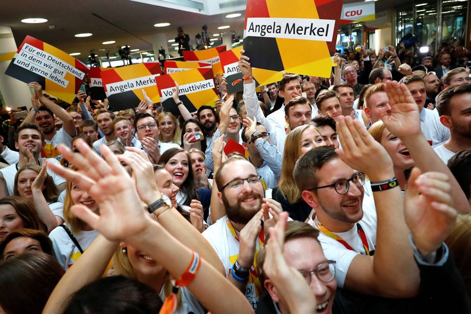 People at the Christian Democratic Union CDU headquarters react on first exit polls in the German general election (Bundestagswahl) in Berlin, Germany, September 24, 2017. REUTERS/Kai Pfaffenbach