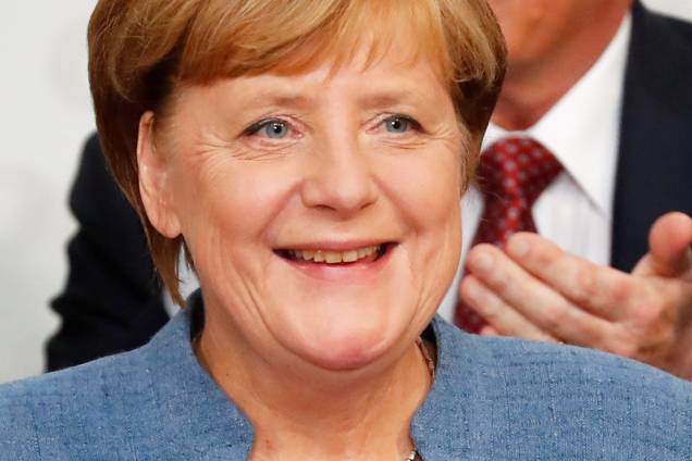 A primeira-ministra da Alemanha, Angela Merkel do partido União Democrata Cristã (CDU), reage aos primeiros resultados de boca de urna, em Berlim A primeira-ministra da Alemanha, Angela Merkel do partido União Democrata Cristã (CDU), reage aos primeiros resultados de boca de urna, em Berlim