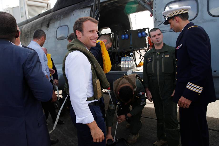 O presidente da França, Emmanuel Macron, espera na pista do aeroporto de Pointe-a-Pitre, na ilha de Guadalupe, antes de embarcar em um helicóptero para as ilhas francesas do Caribe de São Martinho e São Bartolomeu que foram afetadas pelo furacão Irma - 12/09/2017