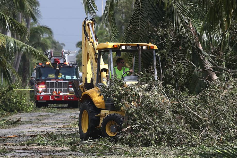 Bombeiros fazem a limpeza nas ruas após tempestade do furacão Irma, em Naples, na Flórida