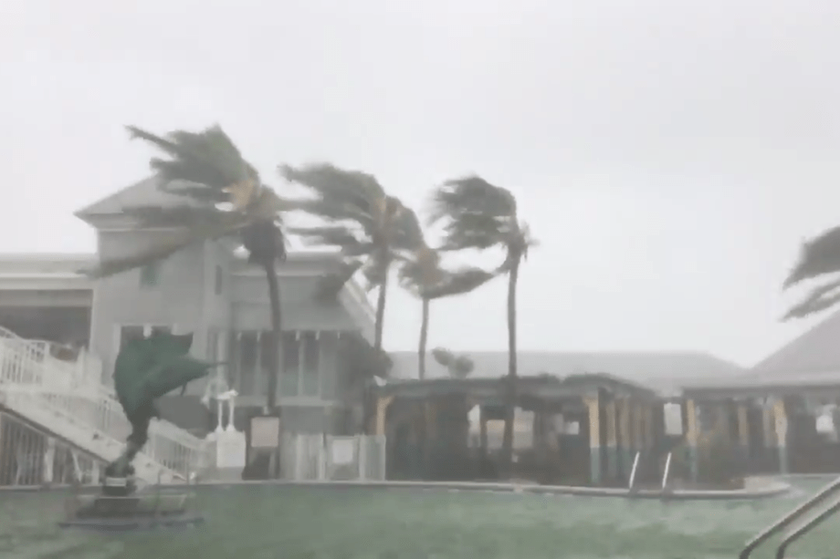 Hóspede filma tempestade e ventos fortes em condomínio residencial em Key West, na Flórida, com a chegada do furacão Irma