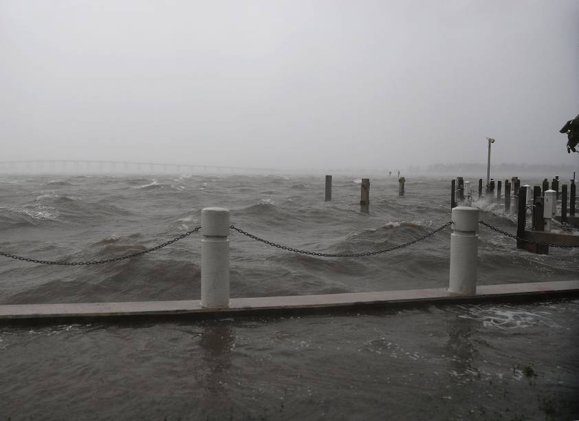 Píer em Miami fica alagado após chegada do furacão Irma no sul da Flórida. Estados Unidos