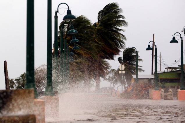 Fortes ventos atacam a cidade costeira de Fajardo enquanto o furacão Maria se aproxima de Porto Rico - 19/09/2017 Fortes ventos atacam a cidade costeira de Fajardo enquanto o furacão Maria se aproxima de Porto Rico - 19/09/2017