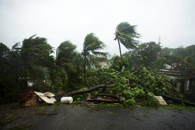 Furacão Maria atinge a cidade de Petit-Bourg na ilha francesa do Caribe de Guadalupe. A tempestade chegou à categoria 5, considerada potencialmente catastrófica, e atingiu outras ilhas caribenhas como Dominica, em Porto Rico - 19/09/2017 Furacão Maria atinge a cidade de Petit-Bourg na ilha francesa do Caribe de Guadalupe. A tempestade chegou à categoria 5, considerada potencialmente catastrófica, e atingiu outras ilhas caribenhas como Dominica, em Porto Rico - 19/09/2017