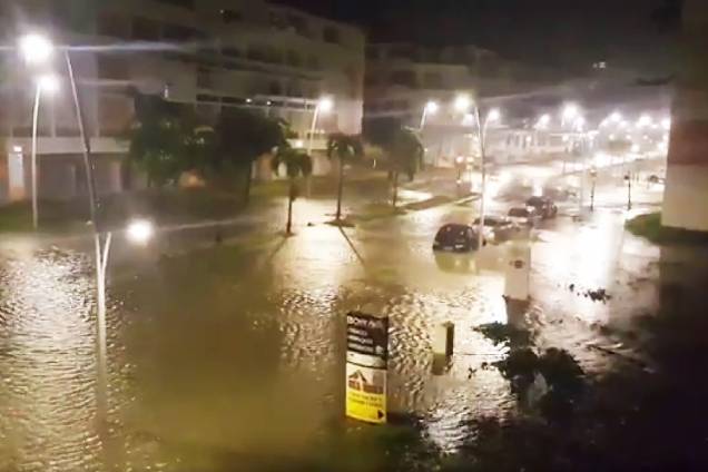 Furacão Maria atinge a cidade de Pointe-a-Pitre na ilha francesa do Caribe de Guadalupe. A tempestade chegou à categoria 5, considerada potencialmente catastrófica, e atingiu outras ilhas caribenhas como Dominica, em Porto Rico - 19/09/2017 Furacão Maria atinge a cidade de Pointe-a-Pitre na ilha francesa do Caribe de Guadalupe. A tempestade chegou à categoria 5, considerada potencialmente catastrófica, e atingiu outras ilhas caribenhas como Dominica, em Porto Rico - 19/09/2017