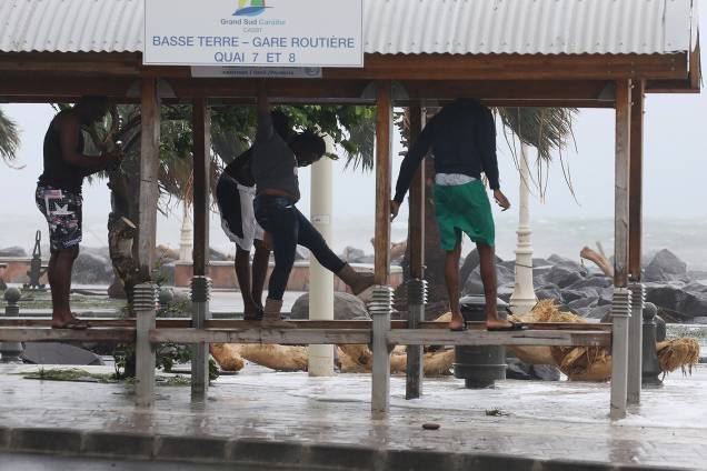 Furacão Maria atinge a cidade de Basse-Terre na ilha francesa do Caribe de Guadalupe. A tempestade chegou à categoria 5, considerada potencialmente catastrófica, e atingiu outras ilhas caribenhas como Dominica, em Porto Rico - 19/09/2017 Furacão Maria atinge a cidade de Basse-Terre na ilha francesa do Caribe de Guadalupe. A tempestade chegou à categoria 5, considerada potencialmente catastrófica, e atingiu outras ilhas caribenhas como Dominica, em Porto Rico - 19/09/2017