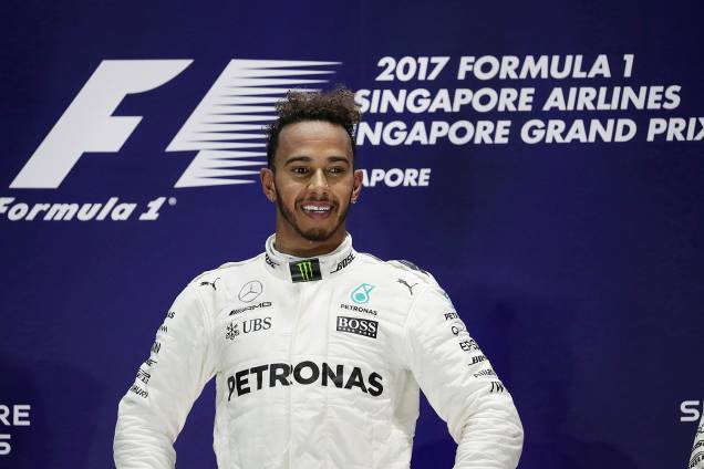 O britânico Lewis Hamilton (Mercedes) venceu o Grande Prémio de Singapura e aumentou para 28 pontos a vantagem sobre o alemão Sebastian Vettel - 17/09/2017 O britânico Lewis Hamilton (Mercedes) venceu o Grande Prémio de Singapura e aumentou para 28 pontos a vantagem sobre o alemão Sebastian Vettel - 17/09/2017