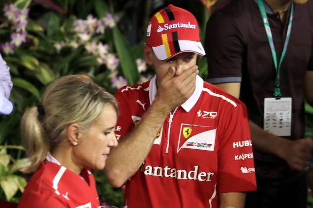 Sebastian Vettel e Kimi Raikkonen batem logo na largada do GP de Cingapura, o 14º da temporada 2017 de F1 - 17/09/2017 Sebastian Vettel e Kimi Raikkonen batem logo na largada do GP de Cingapura, o 14º da temporada 2017 de F1 - 17/09/2017