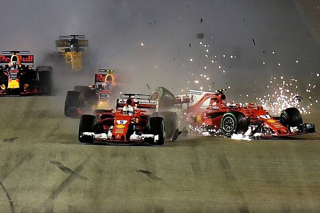 Sebastian Vettel e Kimi Raikkonen batem logo na largada do GP de Cingapura, o 14º da temporada 2017 de F1 - 17/09/2017 Sebastian Vettel e Kimi Raikkonen batem logo na largada do GP de Cingapura, o 14º da temporada 2017 de F1 - 17/09/2017