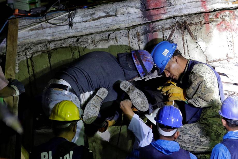 Equipes de resgate localizam menina de 12 anos com vida sob escombros na escola Enrique Rebsamen, no México - 21/09/2017