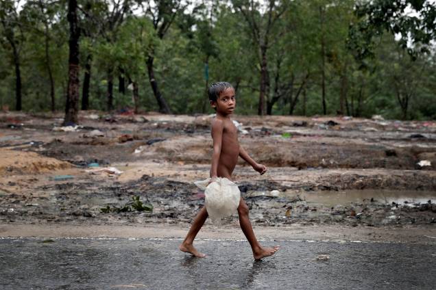 Um garoto rohingya é fotografado andando na chuva pelo acampamento de refugiados Cox' Bazar, em Bangladesh - 20/09/2017 Um garoto rohingya é fotografado andando na chuva pelo acampamento de refugiados Cox' Bazar, em Bangladesh - 20/09/2017