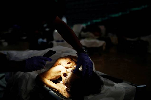 Médico checa os olhos de uma mulher ferida em um abrigo para vítimas do furacão Maria, em San Juan, Porto Rico - 26/09/2017 Médico checa os olhos de uma mulher ferida em um abrigo para vítimas do furacão Maria, em San Juan, Porto Rico - 26/09/2017
