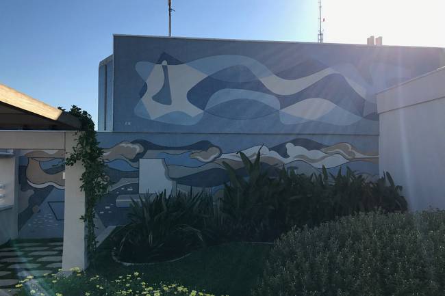 Jardim-terraço projetado pelo paisagista Burle Marx e emoldurado por painéis e mosaicos do artista Paulo Werneck