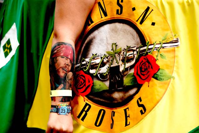 Fã exibe tatuagem em homenagem a Axl Rose, vocalista da banda Guns'n'Roses, durante o festival São Paulo Trip Fã exibe tatuagem em homenagem a Axl Rose, vocalista da banda Guns'n'Roses, durante o festival São Paulo Trip