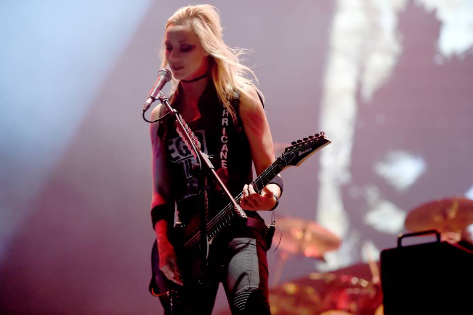 Guitarrista acompanha Alice Cooper durante abertura do show do Guns'n'Roses no festival São Paulo Trip, no Allianz Parque