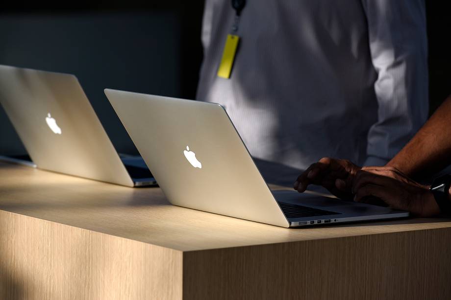 Empregados da Apple em frente ao Steve Jobs Theatre no Apple Park, em Cupertino, na Califórnia, para o lançamento do novo IPhone - 12/09/2017