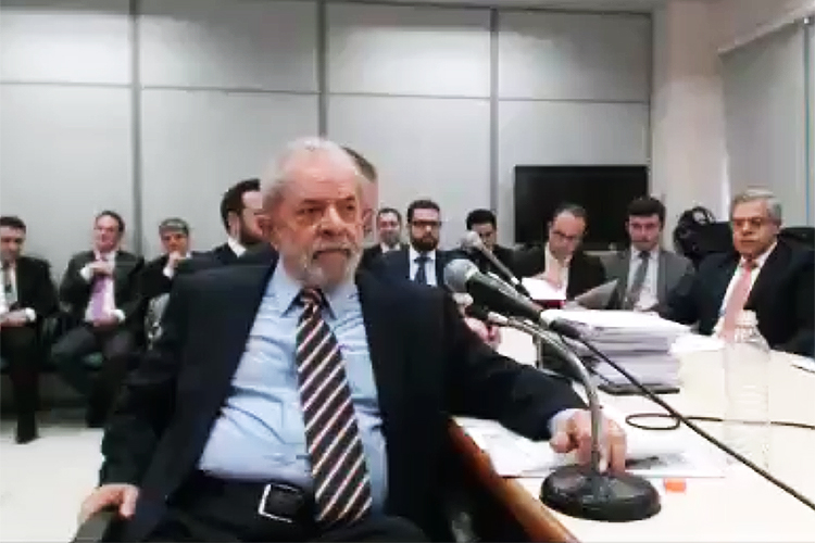 Recibos de Lula foram assinados em um único dia, diz advogado