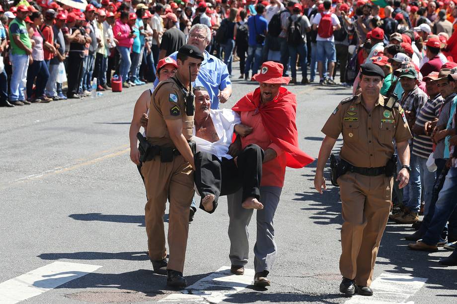 Militantes na chegada do ex-presidente Luiz Inácio Lula da Silva ao prédio da Justiça Federal, em Curitiba - 13/09/2017