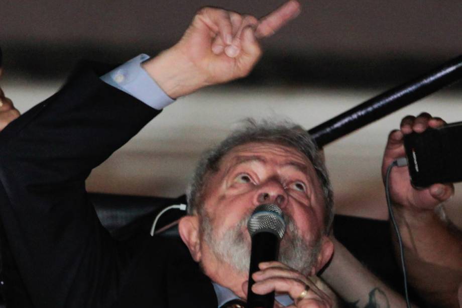 O ex-presidente Lula durante discurso após depoimento ao juiz Sérgio Moro, em Curitiba