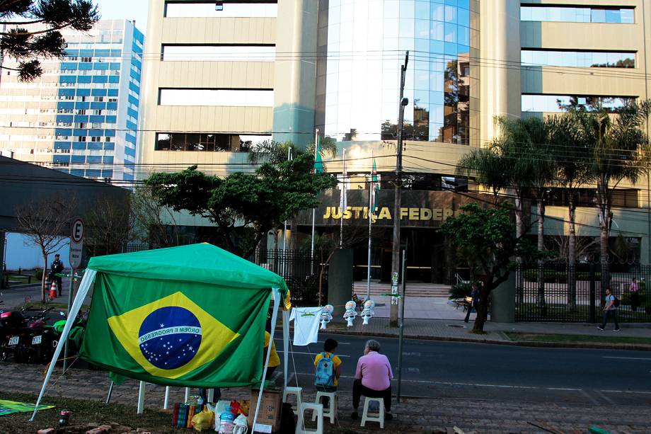 Movimentação em frente à sede da Justiça Federal do Paraná um dia antes da audiência com o ex-presidente Luiz Inácio Lula da Silva - 12/09/2017