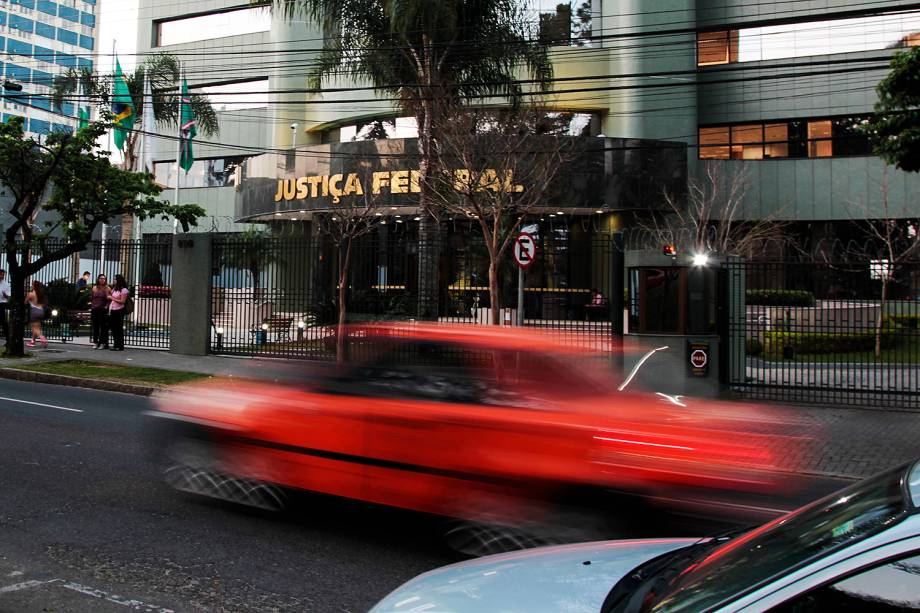 Movimentação em frente à sede da Justiça Federal do Paraná um dia antes da audiência com o ex-presidente Luiz Inácio Lula da Silva - 12/09/2017