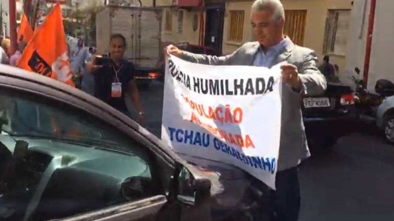 Major Olímpio bloqueia passagem de carro de Alckmin