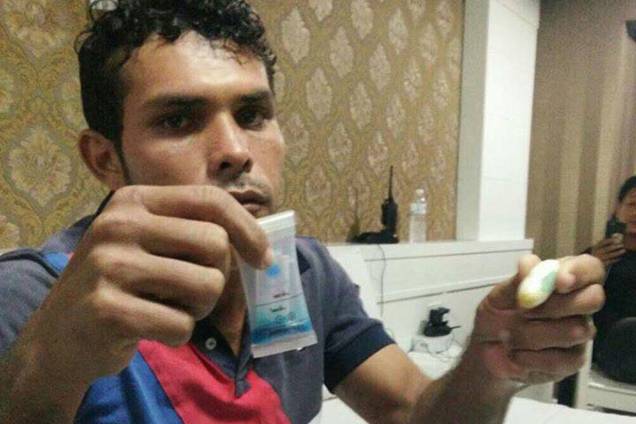 Os brasileiros Paulo Henrique Pires do Nascimento e Elsonias Coleta da Silva foram presos ao tentar entrar com cápsulas de cocaína em Bangcoc na Tailândia Os brasileiros Paulo Henrique Pires do Nascimento e Elsonias Coleta da Silva foram presos ao tentar entrar com cápsulas de cocaína em Bangcoc na Tailândia