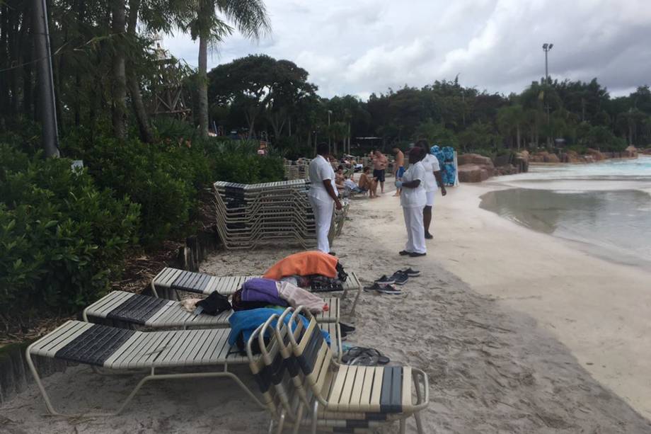 Preparativos nos parques da Disney para a chegada do Furacão Irma