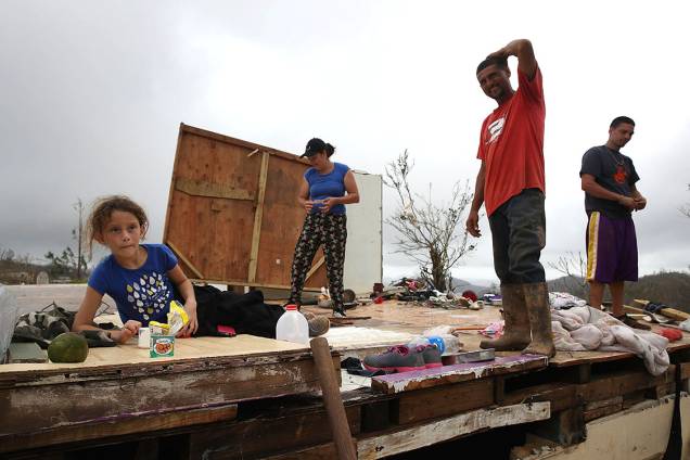 Família desabrigada junta restos de pertences após ter casa destruída pelo furacão Maria, em Hayales de Coamo, Porto Rico Família desabrigada junta restos de pertences após ter casa destruída pelo furacão Maria, em Hayales de Coamo, Porto Rico