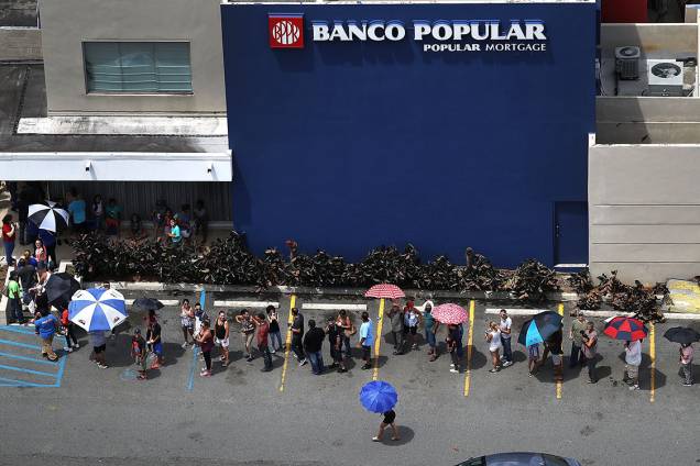 Pessoas aguardam em fila na porta de um banco, após a passagem do furacão Maria, em San Juan, Porto Rico Pessoas aguardam em fila na porta de um banco, após a passagem do furacão Maria, em San Juan, Porto Rico