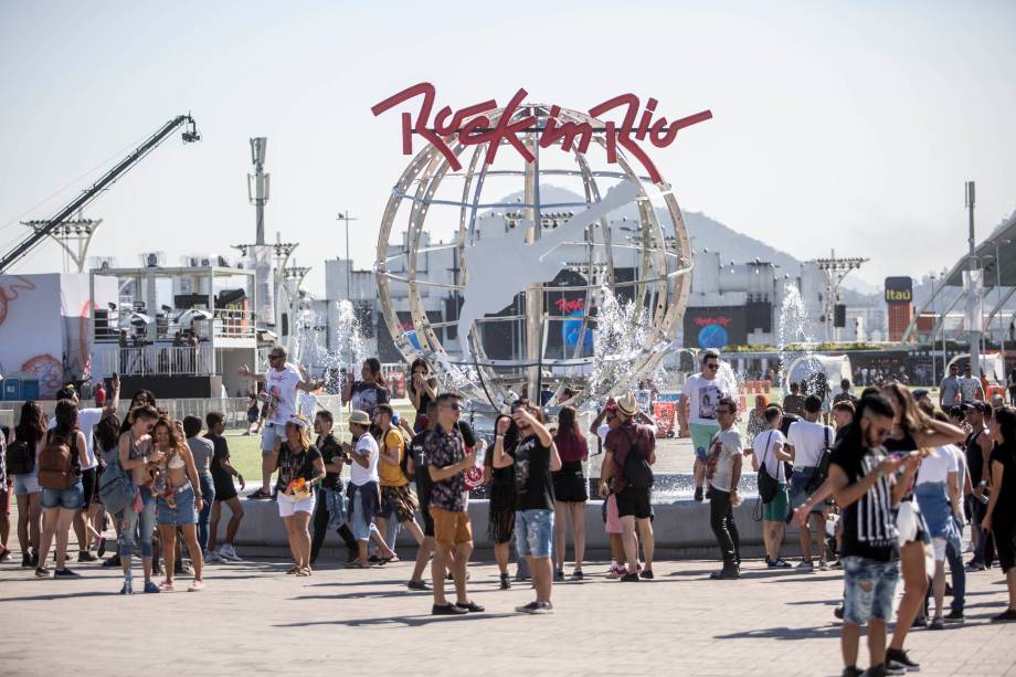 Movimentação do público no primeiro dia do Rock in Rio no Parque Olímpico no Rio de Janeiro - 15/09/2017